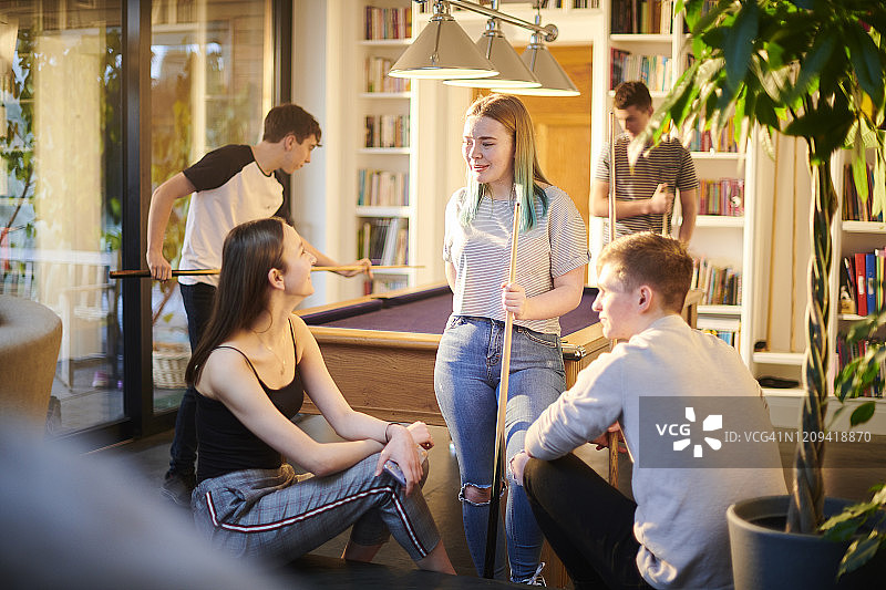 青少年朋友打台球图片素材