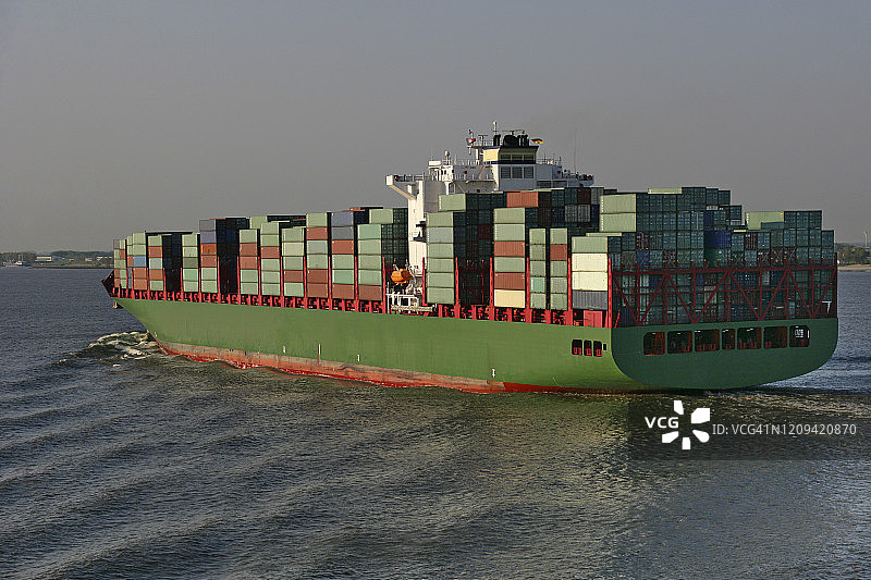 德国汉堡附近易北河上的货轮图片素材
