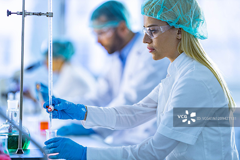 女科学家在实验室从事科学研究图片素材