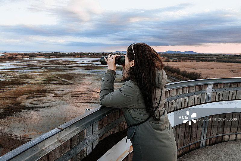 在西班牙赫罗纳地区的自然保护区观赏动物图片素材
