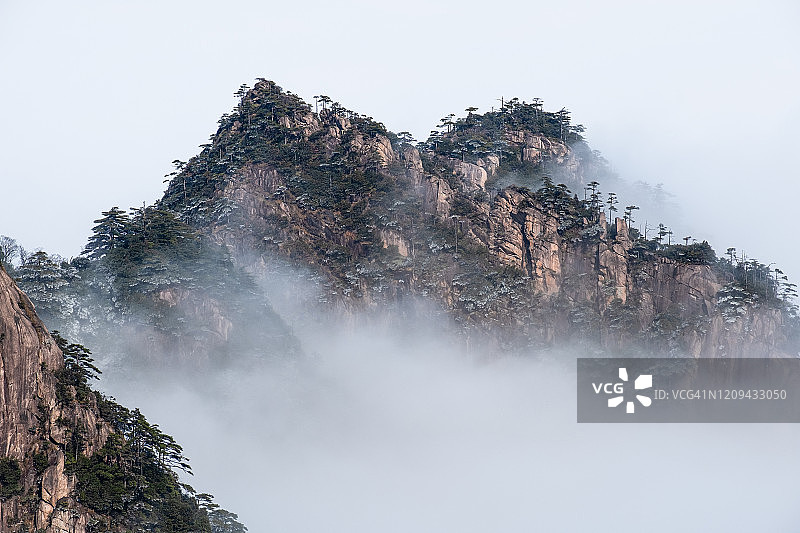 中国安徽省黄山山脉冬季景色图片素材