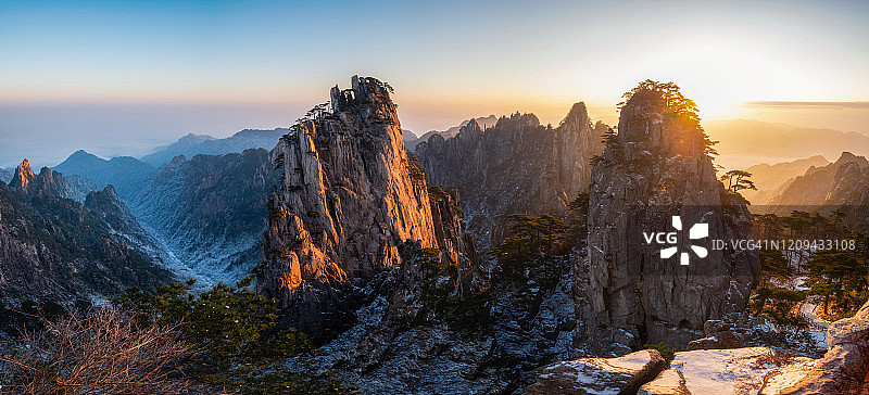 冬季日出时分安徽黄山风景全景图片素材