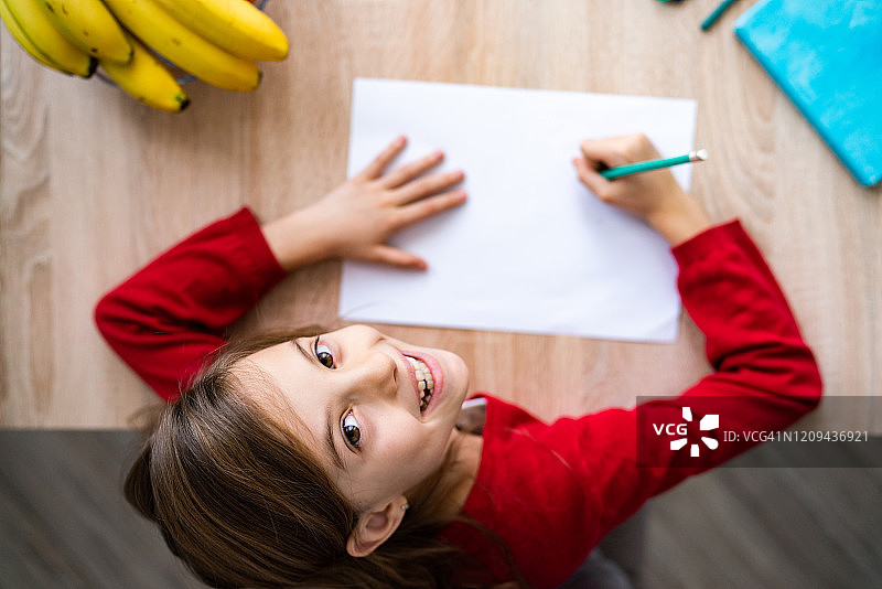 手拿笔记本的女孩特写图片素材