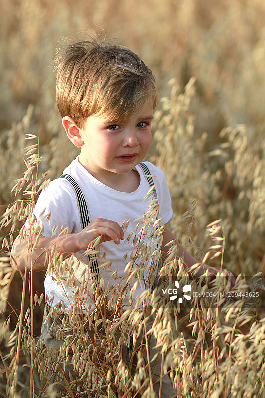 户外的悲伤男孩图片素材