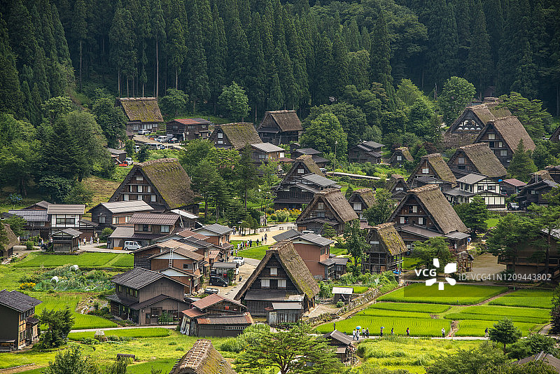 日本白川乡荻町合掌造房屋的航拍景色图片素材