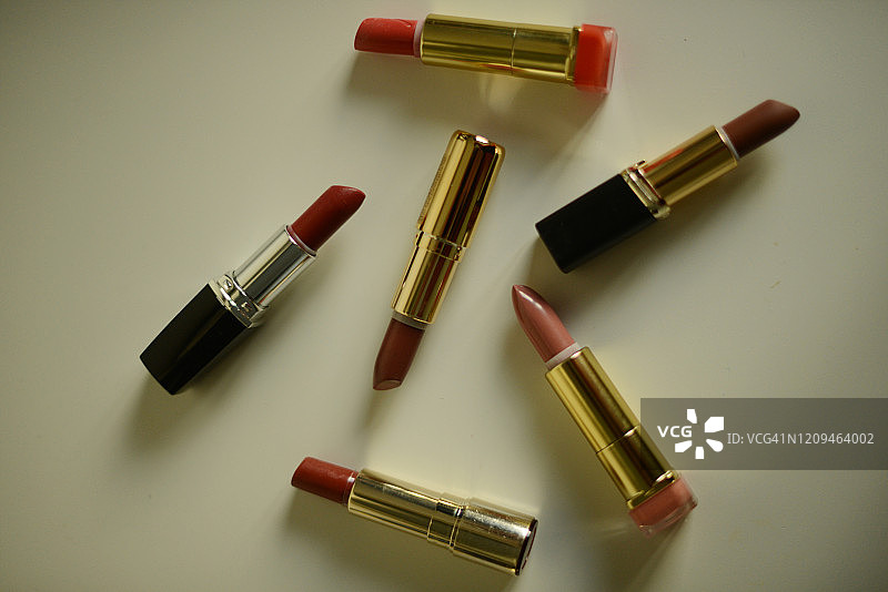 白色背景上的六支口红图片素材