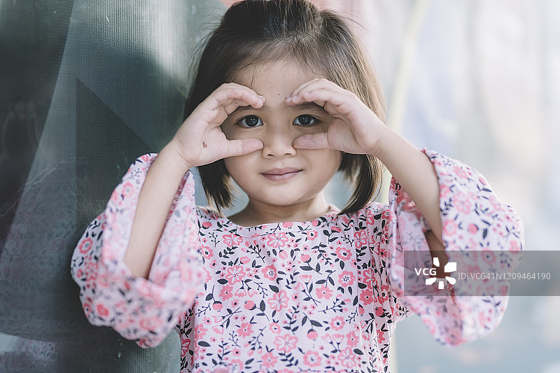 亚洲马来年轻女孩看向镜头带着手势图片素材