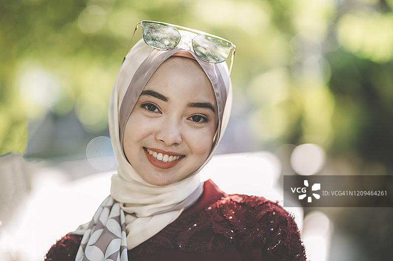 吉隆坡：戴着头巾和传统服饰的穆斯林女性户外肖像图片素材