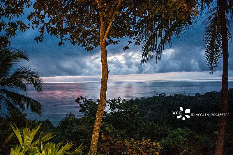 哥斯达黎加太平洋的日出图片素材