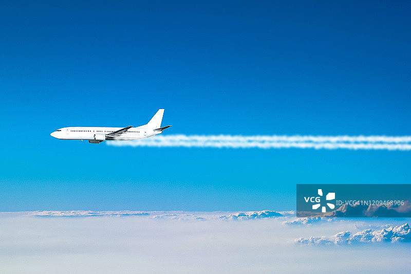 飞机在云层上方飞行并留下烟雾图片素材