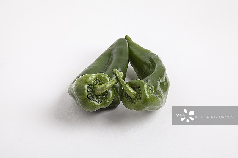 白色背景上的两个绿色甜椒图片素材