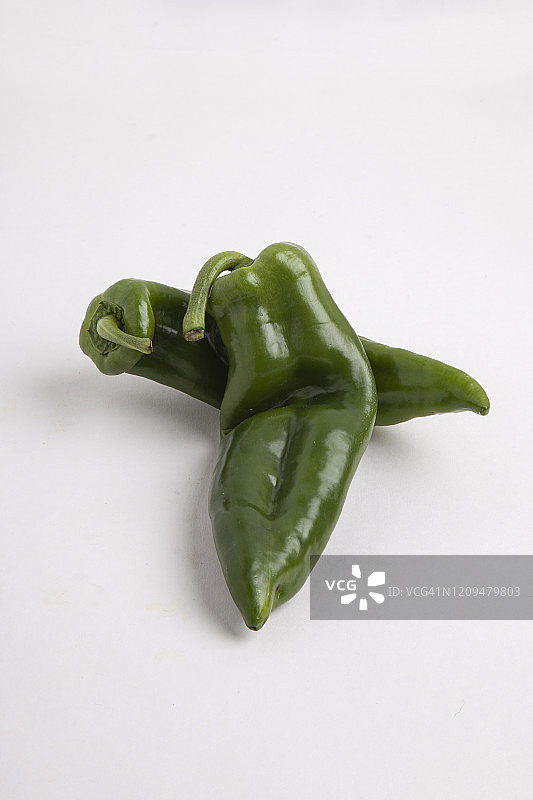 白色背景上的两个绿色甜椒图片素材