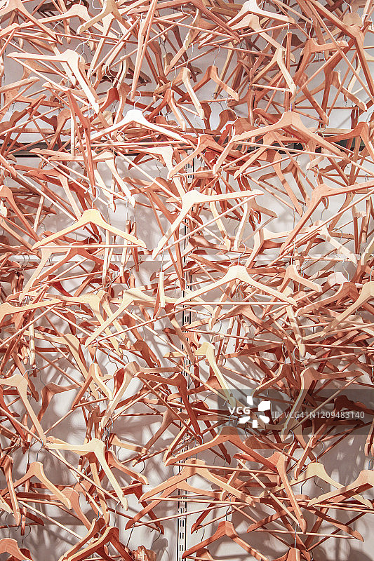 空木制衣架的全画幅图片素材