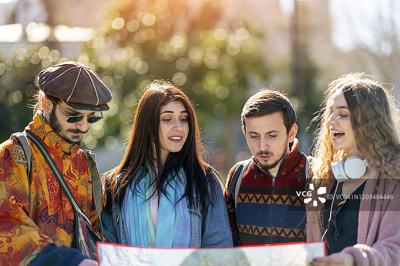 年轻人在蓝色清真寺前看地图图片素材