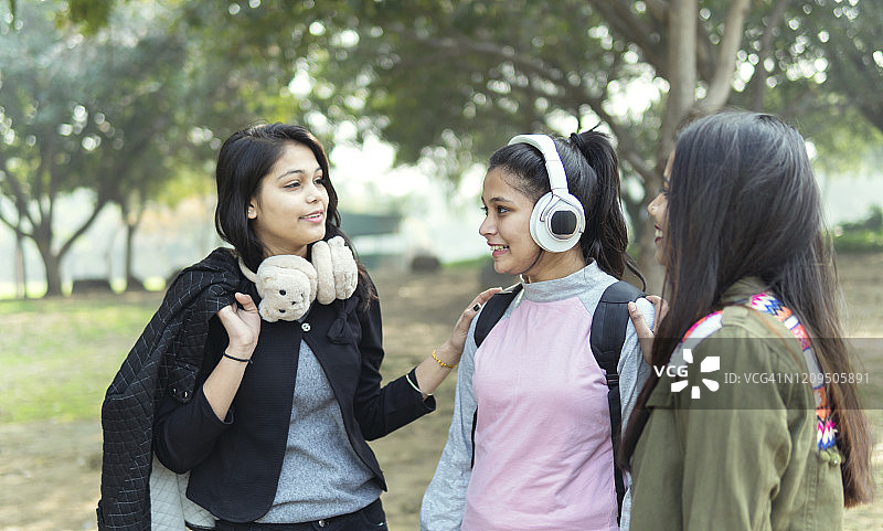 多元民族朋友在自然中愉快聊天图片素材