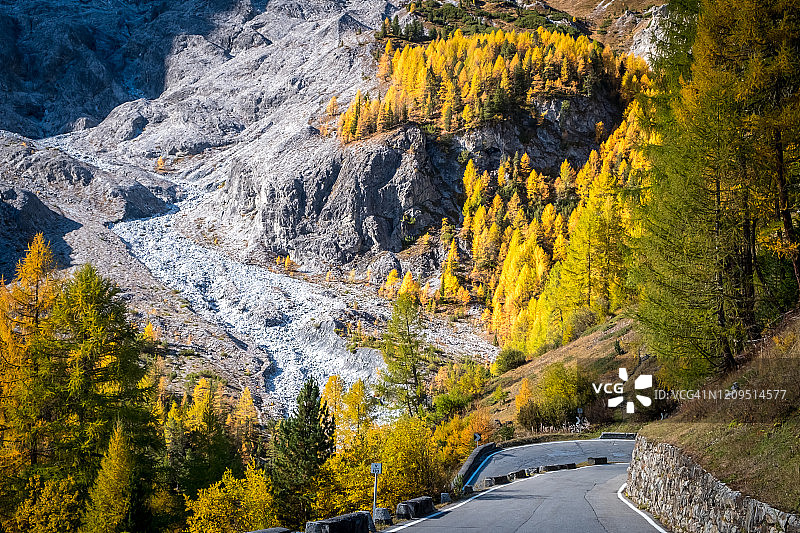 多洛米蒂山脉斯特尔维奥国家公园秋景图片素材