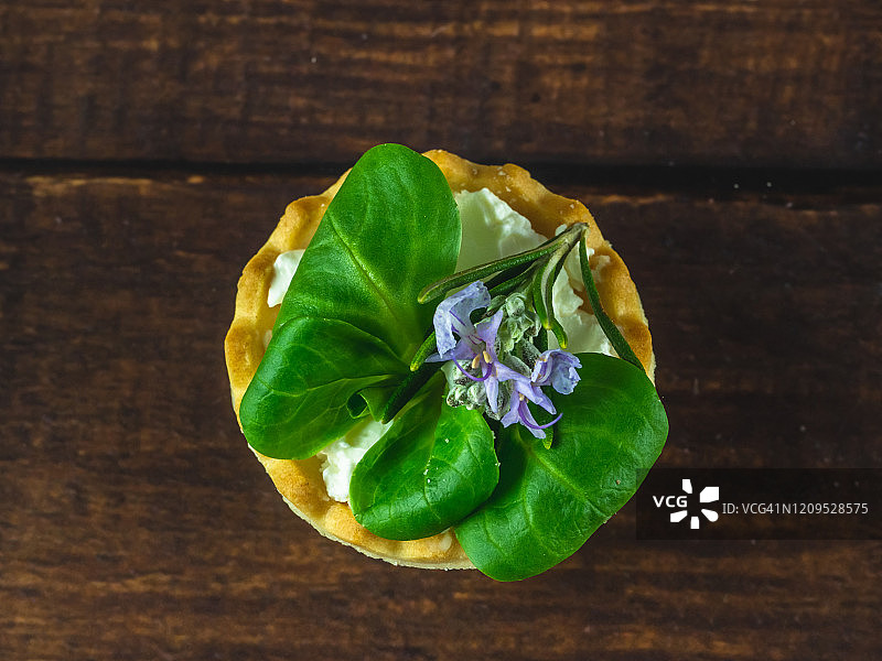 挞壳中的自制小点心，配奶油奶酪、芝麻菜和迷迭香图片素材