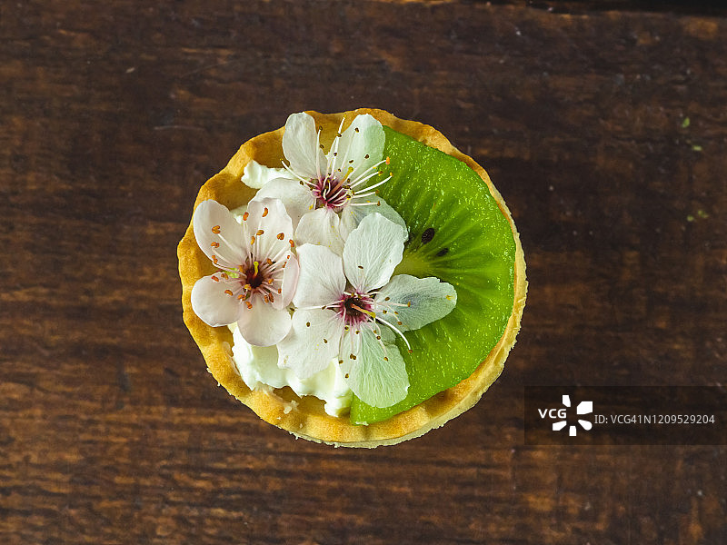 自制挞，含奶油芝士、猕猴桃和食用花图片素材