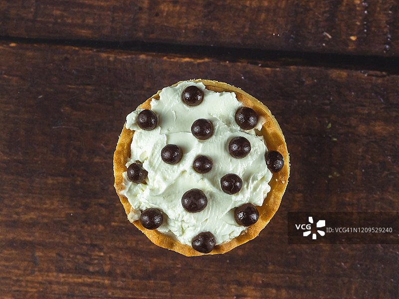 奶油奶酪和黑巧克力球的自制小餐点图片素材