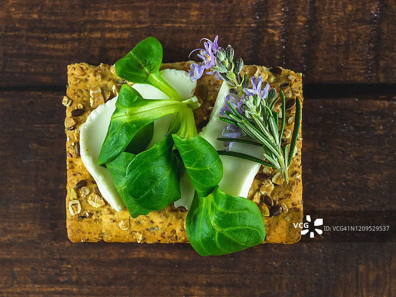 自制小吃：斯佩尔特饼干和奶酪，配以新鲜奶酪、芝麻菜和迷迭香图片素材