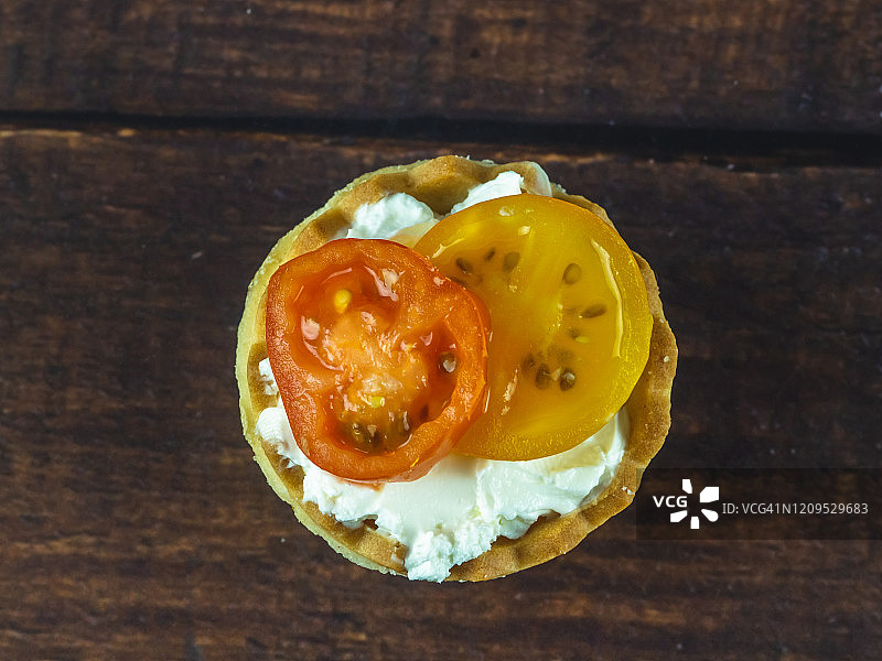 奶油奶酪小馅饼配红色和黄色小番茄图片素材