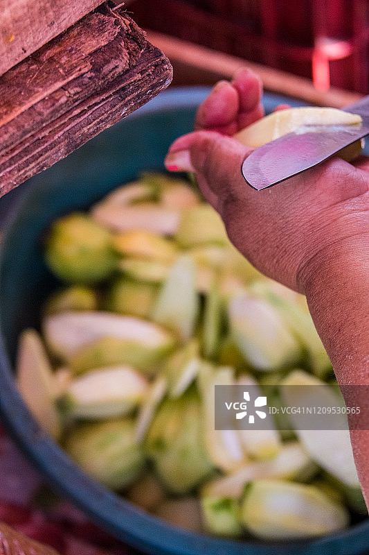 将芒果切片放入碗中图片素材