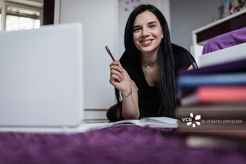 在房间里学习的快乐女孩图片素材