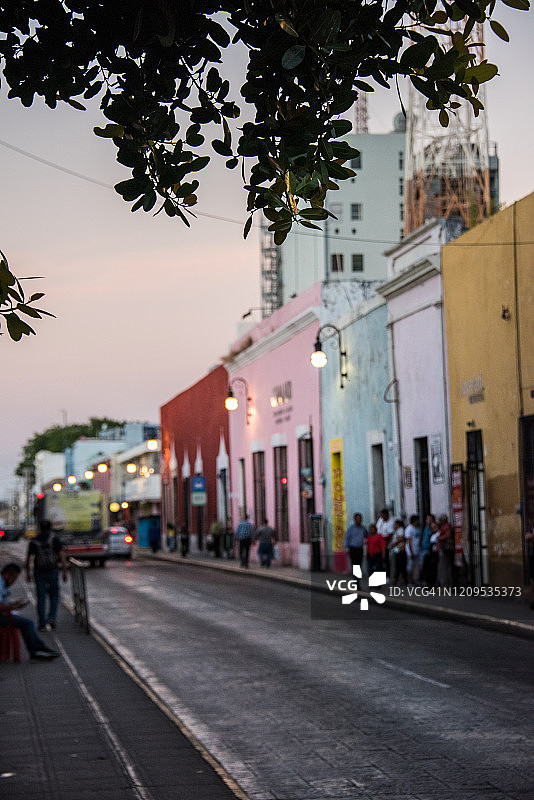 梅里达的彩色建筑和夜晚的街灯图片素材