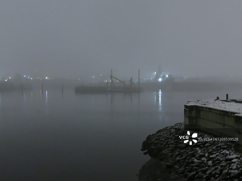 工业港口的雾夜图片素材