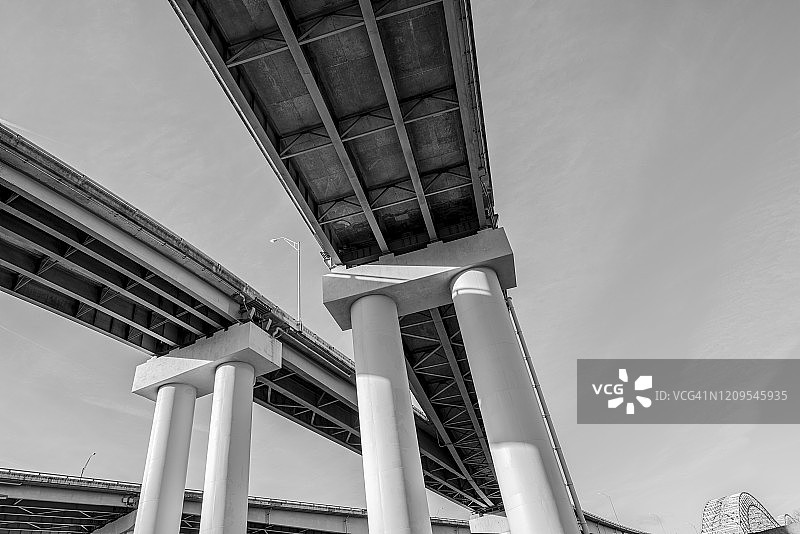 现代桥梁的支撑结构图片素材