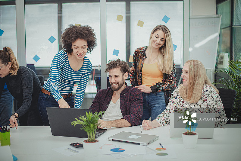 忙碌的办公室日常图片素材