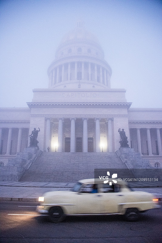 哈瓦那国会大厦前的一辆老式美国汽车图片素材