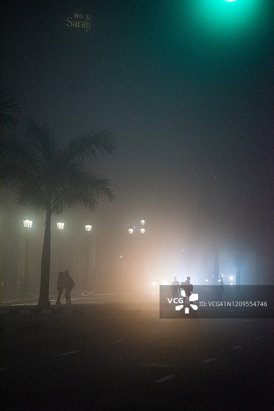 哈瓦那晨雾中的车灯和轮廓图片素材