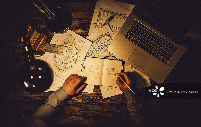 建筑师在他的办公桌前集思广益图片素材