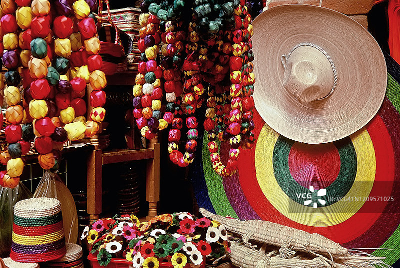 墨西哥钦聪灿El Mercado de Artesanias的彩色稻草制品图片素材
