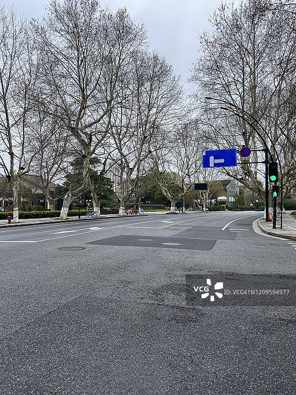 中国杭州空旷路口的交通信号灯图片素材