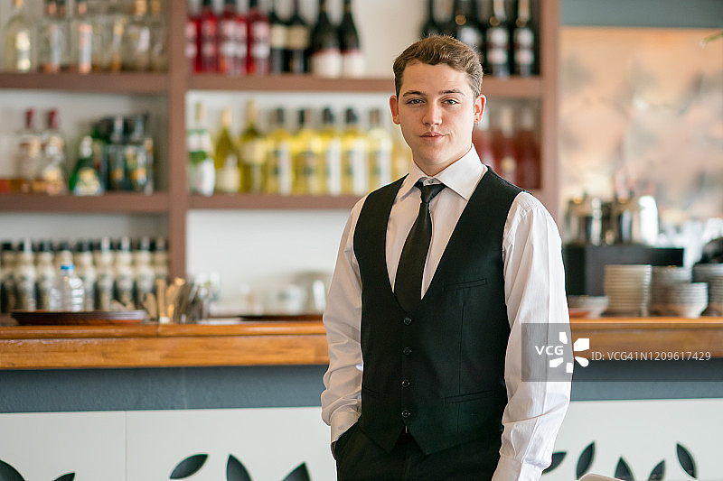 在吧台的年轻商人图片素材