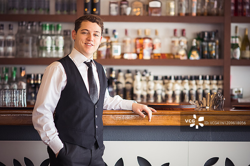 在吧台的年轻商人图片素材