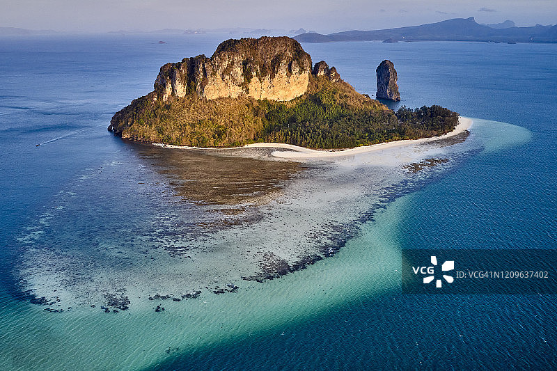 泰国攀牙湾的波达岛图片素材