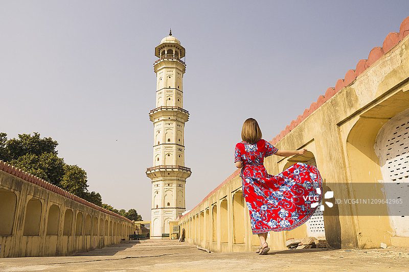 在斋浦尔附近水井取水的印度妇女图片素材