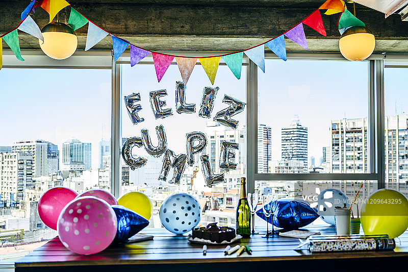 布宜诺斯艾利斯的办公室生日派对用品图片素材