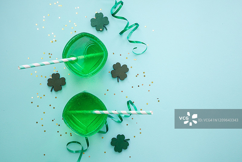 圣帕特里克节：金色纸屑、绿色三叶草和饮品图片素材