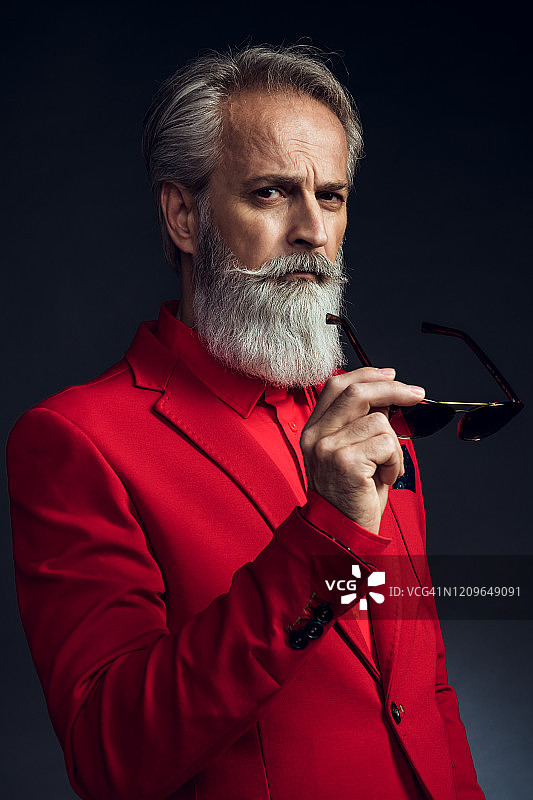 在工作室拍摄的穿着考究的快乐绅士图片素材