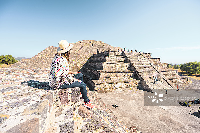 在墨西哥特奥蒂瓦坎遗址月亮金字塔前游览的游客女人图片素材
