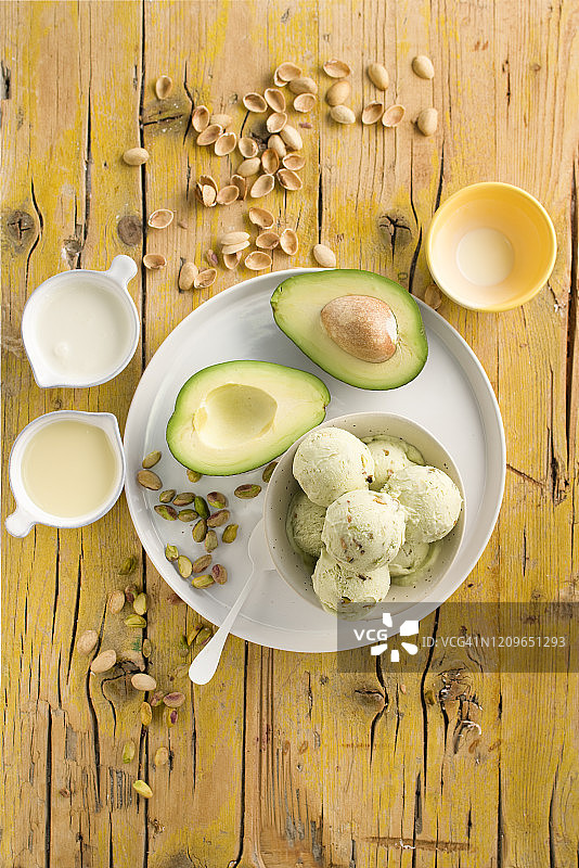 牛油果和开心果冰淇淋图片素材