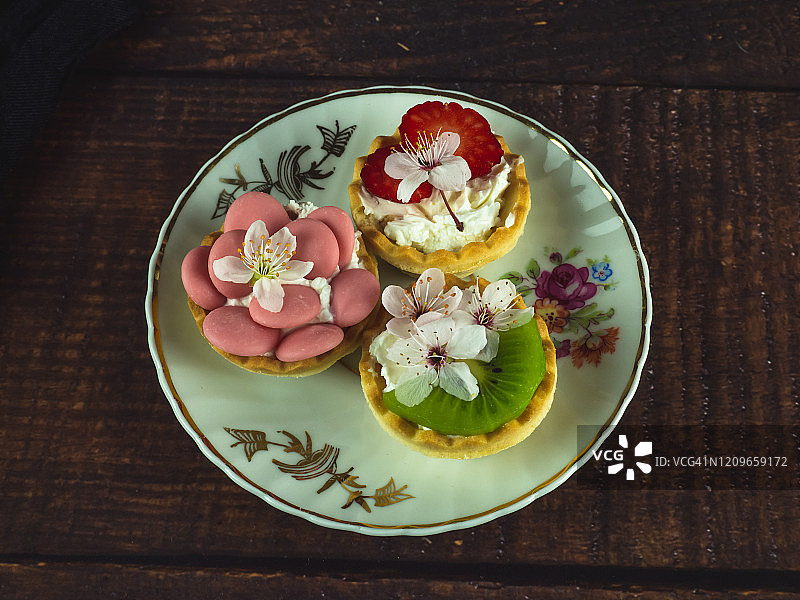 奶油奶酪小吃，配水果、粉色巧克力和食用花卉图片素材