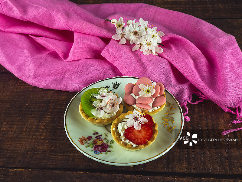奶油奶酪水果小吃、粉色巧克力和食用花卉图片素材