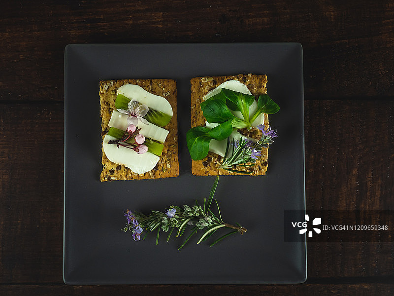 新鲜奶酪、猕猴桃和鲜花小吃图片素材