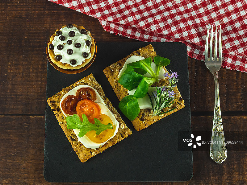 甜咸开胃小菜配食用花及木桌上的旧羊驼图片素材