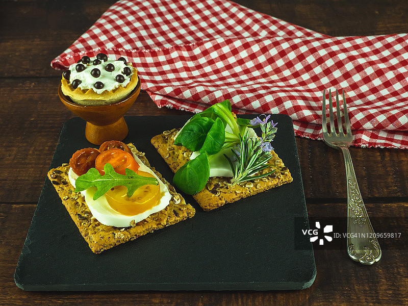 甜咸开胃小菜配食用花及木桌上的旧羊驼图片素材